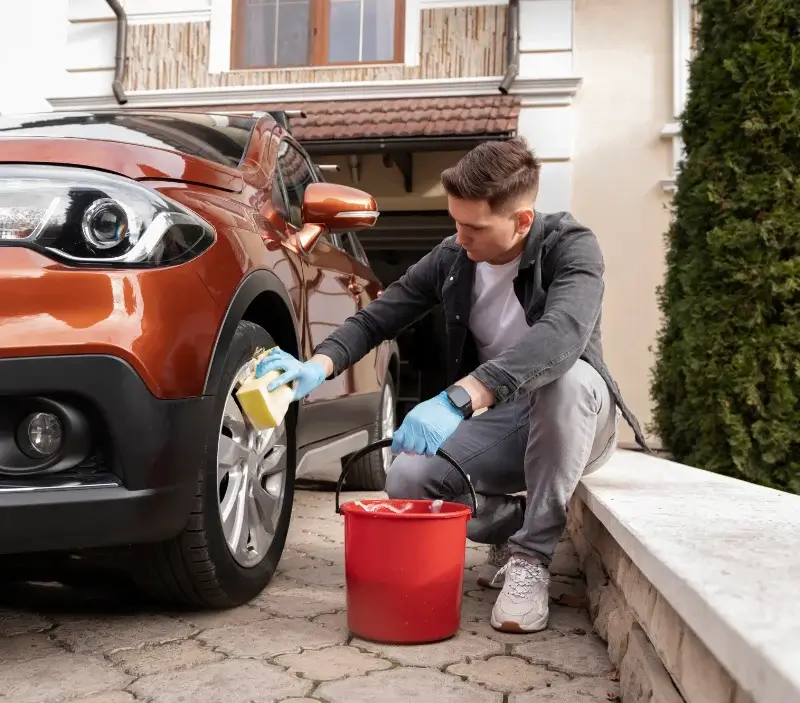 Lavage auto à domicile Berdoues : professionnel intervenant sur un véhicule
